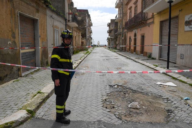 Firefighters continue their work after the 4km landslide. February 2, 2026, Niscemi (Caltanissetta). Another ten meters of erosion in seven days. The landslide is advancing inland, and the collapses continue, with an entire building collapsing two days ago. Firefighters are continuing operations., Credit:FORTUNATE SERRANO Avalon Italy, Niscemi (Caltanissetta)  Copyright: xFORTUNATExSERRANO x xAvalonx 1071502600