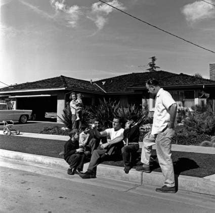 RECORD DATE NOT STATED Don Drysdale talking baseball with neighborhood kids in Encino, California 1961 EDITORIAL USE ONLY  Copyright: xSidxAveryx