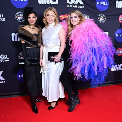 STOCKHOLM, SWEDEN 20260202 The Center Partys EU parliamentarian Abir Al Sahlani C , party leader Elisabeth Thand Ringqvist C and EU parliamentarian Emma Wiesner C arrive at the QX gala at Cirkus in Stockholm STOCKHOLM SWEDEN x10030x  Copyright: xJonasxEkströmer TTx QX-GALAN 2026 AaY7f3zGsGo
