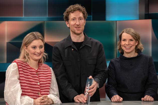 Hart aber Fair aus Köln am 02. Februar 2026 Der Aufschwung. Von links nach rechts: Sophie Brauer, Kindheitspädagogin in einer Kita in Köln, Gastgeber Louis Klamroth sowie die stellvertretende Chefredakteurin von Table Media, Helene Bubrowski. Der angekündigte Aufschwung ist nicht in Sicht. Zuweisungen der Verantwortlichkeit sind auf allen politischen Ebenen zu vernehmen. Welches sind die falschen, welches die richtigen Ursachen? Köln Nordrhein-Westfalen Deutschland *** Hart aber Fair from Cologne on February 02, 2026 The upswing From left to right Sophie Brauer, childhood educator in a daycare center in Cologne, host Louis Klamroth and deputy editor-in-chief of Table Media, Helene Bubrowski The announced ups