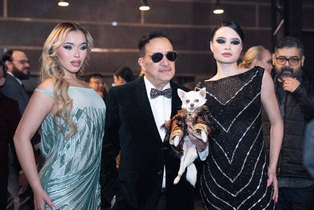 Golden Paws by Anthony Rubio Pets In Recreations of Outfits Worn at 2026 Golden Globes Awards (NEW) Golden Paws by Anthony Rubio Pets In Recreations of Outfits Worn at 2026 Golden Globes Awards, January 02,2026,New York,USA. Designer Anthony Rubio poses with his models.Credit:Jorge Estrellado Thenews2 (Foto: Jorge Estrellado Thenews2 imago images) Golden Paws by Anthony Rubio Pets In Recreations of Outfits Worn at 2026 Golden Globes Awards  Copyright: xjustjojox