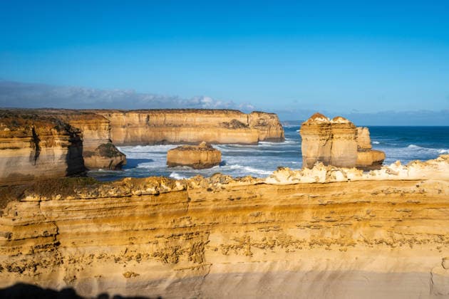Creative Highlights World Der Razorback Lookout bietet einen atemberaubenden Blick auf die Kalksteinformationen der Twelve Apostles entlang der Great Ocean Road in Victoria, Australien, die von den unerbittlichen Wellen des Ozeans geformt wurden. The Razorback Lookout offers stunning coastal views of the limestone formations at the Twelve Apostles along the Great Ocean Road in Victoria, Australia, shaped by relentless ocean waves (License=RF) Copyright: xZoonar.com LaurentxDavoustx 24568081