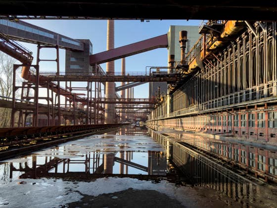 Zeche Zollverein NRW 30012026 - Die ehemalige Zeche Zollverein praesentiert sich als monumentales Industriedenkmal im Essener Norden. Die klar gegliederten Stahl- und Backsteinbauten des Schachts XII gelten als Meisterwerk der Bauhaus-Architektur und erinnern an die Zeit des Steinkohlebergbaus im Ruhrgebiet. Heute ist das UNESCO-Welterbe ein bedeutender Ort fuer Industriekultur;Design und zeitgenoessische Nutzung. Essen Zeche Zollverein Nordrhein-Westfalen Deutschland