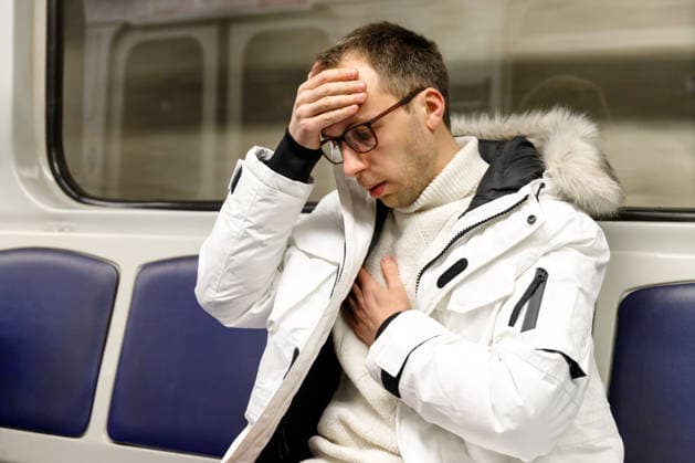 Mann in der U-Bahn hat Probleme mit der Atmung, Druck Breathing, respiratory problem, asthma attack, chest pain, dizziness concept. Sick man in subway train does not feel well, he has problems with breathing and pressure, touching her forehead. (License=RF) ,model released, Symbolfoto Copyright: xZoonar.com DmitriixMarchenkox xEnvatox 24568794 ,model released, Symbolfoto ,property released