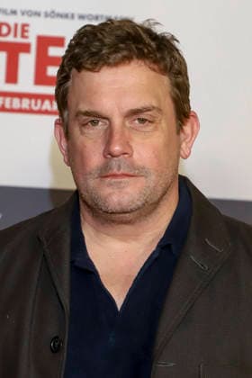 Die Älteren Premiere in Hamburg Sebastian Bezzel Schauspieler auf dem roten Teppich bei der Kino Film Premiere Â Die AelterenÂ im Kinopolis HafenCity in Hamburg am 02.02.2026 Hamburg Germany