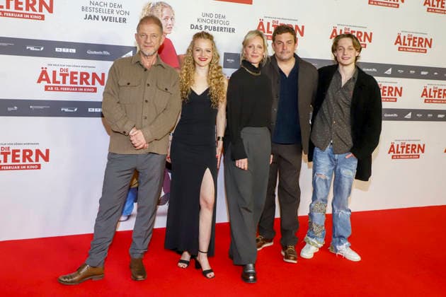 Die Älteren Premiere in Hamburg Soenke Wortmann, Kya Celina Barucki, Anna Schudt, Sebastian Bezzel, Philip Mueller auf dem roten Teppich bei der Kino Film Premiere Â Die AelterenÂ im Kinopolis HafenCity in Hamburg am 02.02.2026 Hamburg Germany
