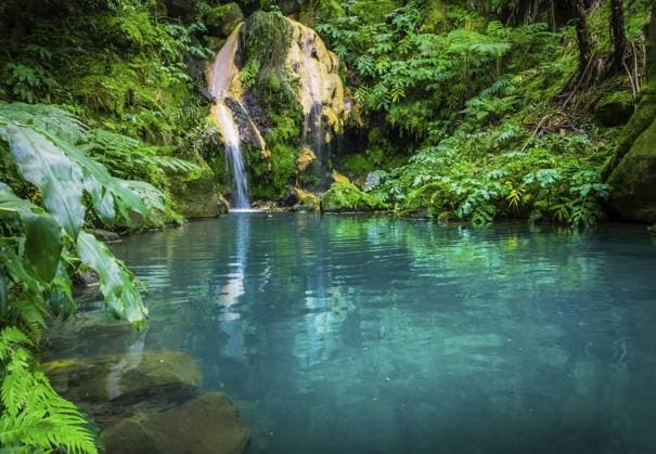 Atemberaubender türkisfarbener Warmwasserpool der heißen Quellen in Caldeira Velha, Insel Sao Miguel, Azoren, Portugal Stunning torquise hot water pool of the hot springs in Caldeira Velha, Sao Miguel Island, Azores, Portugal Copyright: imageBROKER PawelxOpaska ibxiqx16101427.jpg ,model released, Symbolfoto ,property released