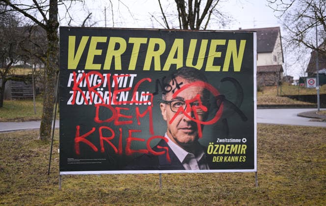 Rottenburg - Weiler (Kreis Tuebingen) 03.02.2026 Landtagswahl Baden - Wuerttemberg, Wahlkampf: beschmiertes Wahlplakat des Buendnis 90 Die Gruenen Spitzekandidaten Cem Oezdemir mit Krieg dem Krieg *** Rottenburg Weiler Kreis Tuebingen 03 02 2026 State election Baden Wuerttemberg, election campaign smeared election poster of Buendnis 90 Die Gruenen top candidate Cem Oezdemir with war on war Ulmer