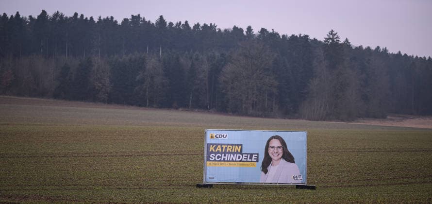 Horb - Nordstetten (Kreis Freudenstadt) 03.02.2026 CDU Landtagswahl Baden - Wuerttemberg, Wahlkampf: Ein Grossflaechenplakat von Katrin Schindele (CDU) steht auf einem Feld zwischen Nordstetten und Empfingen. *** Horb Nordstetten district Freudenstadt 03 02 2026 CDU state election Baden Wuerttemberg, election campaign A large poster of Katrin Schindele CDU stands on a field between Nordstetten and Empfingen Ulmer
