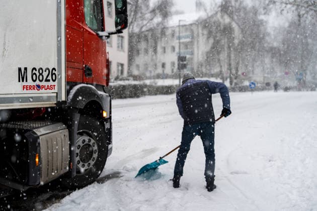 Starker Schneefall in Hessen Ein plötzlicher Wintereinbruch hat weite Teile Hessens am Dienstag kalt erwischt: Es gelten Unwetterwarnungen vor starkem Schneefall, der Verkehr kommt auf rutschigen Straßen teilweise zum Erliegen. Innenstadt Wiesbaden Hessen Deutschland *** Heavy snowfall in Hesse A sudden onset of winter has caught large parts of Hesse cold on Tuesday Severe weather warnings are in place for heavy snowfall, traffic comes to a partial standstill on slippery roads Downtown Wiesbaden Hesse Germany