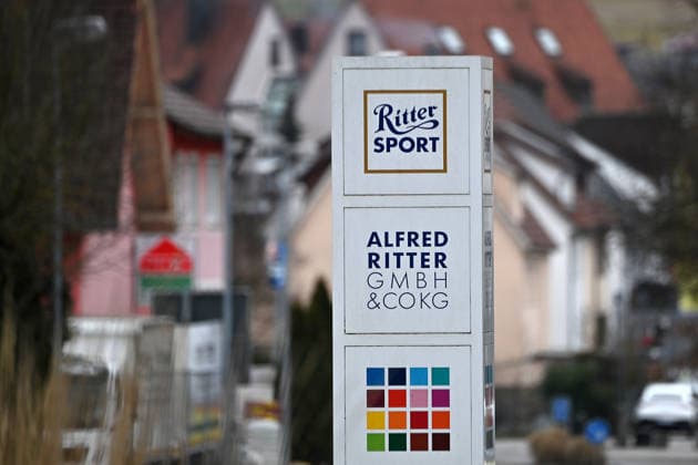 Ritter Sport Werk in Waldenbuch Ð modernes Firmenschild von Alfred Ritter GmbH & Co. KG vor typisch schwaebischer Kleinstadt-Kulisse. *** Ritter Sport factory in Waldenbuch Ð modern company sign of Alfred Ritter GmbH Co KG in front of a typical Swabian small town backdrop
