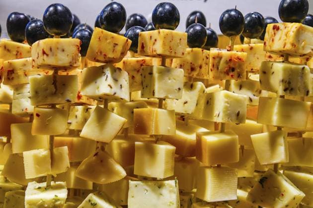 Käse, Würfel, Käsewürfel. Käsespieß, Oliven, Berlin, Deutschland Cheese, cubes, cheese cubes. Cheese skewer, olives, Berlin, Germany Copyright: imageBROKER IngoxSchulz iblisb16343737.jpg