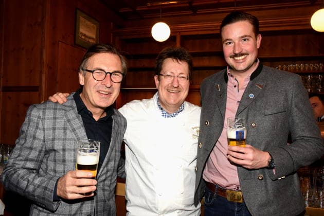 Thomas Linsmayer Deutsches Theater GF Thomas Vollmer Wirt Frederic Schnell Augustiner Braeu Gebietsleiter Gastronomie Muenchen 03.02.2026 Augustiner Stammhaus Iberl Buehne Premiere Weiberwirtschaft Foto Muenchen