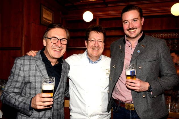 Thomas Linsmayer Deutsches Theater GF Thomas Vollmer Wirt Frederic Schnell Augustiner Braeu Gebietsleiter Gastronomie Muenchen 03.02.2026 Augustiner Stammhaus Iberl Buehne Premiere Weiberwirtschaft Foto Muenchen