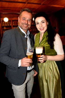 Michael Sporer Moderator Anita Eichhoern Schauspielerin Muenchen 03.02.2026 Augustiner Stammhaus Iberl Buehne Premiere Weiberwirtschaft Foto Muenchen
