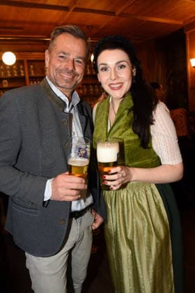Michael Sporer Moderator Anita Eichhoern Schauspielerin Muenchen 03.02.2026 Augustiner Stammhaus Iberl Buehne Premiere Weiberwirtschaft Foto Muenchen