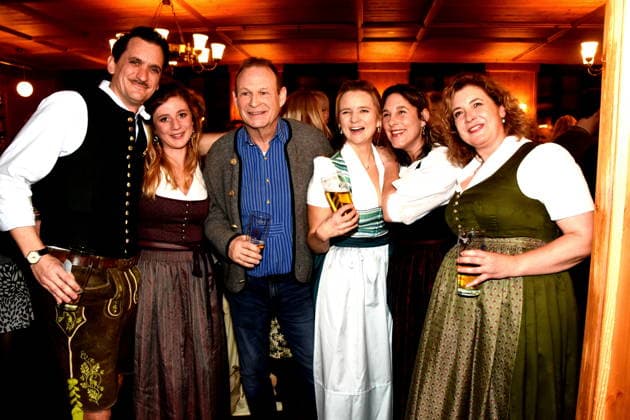 Darsteller Florian Guenther Regie Autor Sophie Reiml Schauspielerin Markus Neumeier Schauspieler Raphaela Maier Schauspieler Indendantin Claudie Mabell Schauspielerin Daniela Maerz Schauspielerin Muenchen 03.02.2026 Augustiner Stammhaus Iberl Buehne Premiere Weiberwirtschaft Foto Muenchen