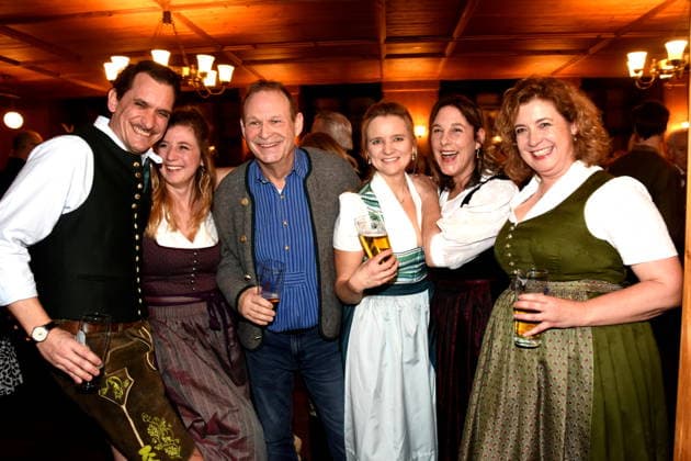 Darsteller Florian Guenther Regie Autor Sophie Reiml Schauspielerin Markus Neumeier Schauspieler Raphaela Maier Schauspieler Indendantin Claudie Mabell Schauspielerin Daniela Maerz Schauspielerin Muenchen 03.02.2026 Augustiner Stammhaus Iberl Buehne Premiere Weiberwirtschaft Foto Muenchen