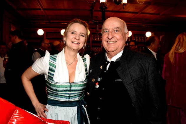 Raphael Maier Iberlbuehne Intendantin Dr Axel Munz Angermaier Tracht Muenchen 03.02.2026 Augustiner Stammhaus Iberl Buehne Premiere Weiberwirtschaft Foto Muenchen