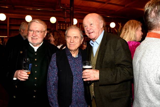 Anselm Bilgri Unternehmensberater Guenther Sigl Musiker Saenger Hans Stadlbauer Schauspieler Muenchen 03.02.2026 Augustiner Stammhaus Iberl Buehne Premiere Weiberwirtschaft Foto Muenchen