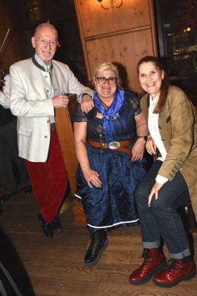 Sepp Schauer Schauspieler Bettina von Haken Schauspielerin Corinna Binzer Schauspielerin Muenchen 03.02.2026 Augustiner Stammhaus Iberl Buehne Premiere Weiberwirtschaft Foto Muenchen