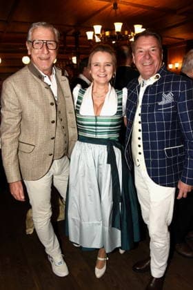 Peter Schaefer Raphael Maier Iberlbuehne Indendantin Patrick Lindner Saenger Muenchen 03.02.2026 Augustiner Stammhaus Iberl Buehne Premiere Weiberwirtschaft Foto Muenchen
