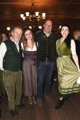 Hansi Kraus Schauspieler Sophie Reiml Schauspielerin Bernhard Ulrich Schauspieler Anita Eichhorn Schauspielerin Muenchen 03.02.2026 Augustiner Stammhaus Iberl Buehne Premiere Weiberwirtschaft Foto Muenchen