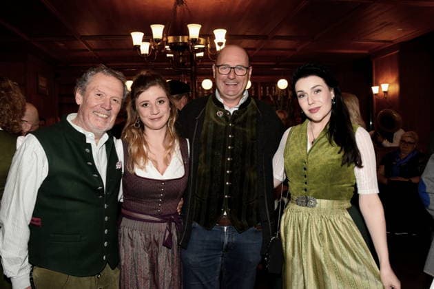 Hansi Kraus Schauspieler Sophie Reiml Schauspielerin Bernhard Ulrich Schauspieler Anita Eichhorn Schauspielerin Muenchen 03.02.2026 Augustiner Stammhaus Iberl Buehne Premiere Weiberwirtschaft Foto Muenchen
