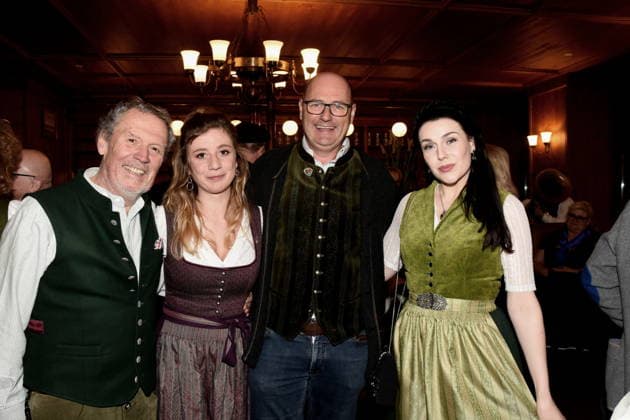 Hansi Kraus Schauspieler Sophie Reiml Schauspielerin Bernhard Ulrich Schauspieler Anita Eichhorn Schauspielerin Muenchen 03.02.2026 Augustiner Stammhaus Iberl Buehne Premiere Weiberwirtschaft Foto Muenchen