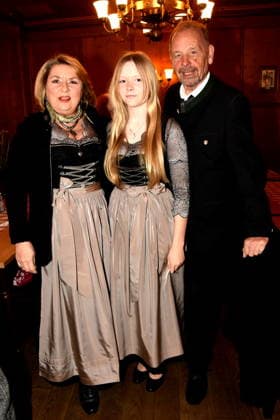 Angela Wiedl Saengerin Tochter Gina Uwe Erhardt Musiker Muenchen 03.02.2026 Augustiner Stammhaus Iberl Buehne Premiere Weiberwirtschaft Foto Muenchen