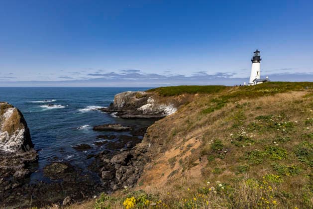 USA, Oregon, Newport, Lighthouse at Yaquina Head Outstanding Natural Area , 27.07.2024, ,property released TTBB_tbs5133208.jpg, Horizontal,Pacific Ocean,Lighthouse,Yaquina Head Outstanding Natural Area,Outdoors,Guidance,Day,Safety,No People,Nature,Landscape - Scenery,Scenics - Nature,Yaquina Head,Travel,Oregon Coast,Coastline,Wave - Water,Sea,Horizon Over Water,Landscape,Rock Formation,Cliff,Copy Space,Summer,Sunlight,Newport,Oregon,USA Copyright: xTetraxImages StevexSmithx