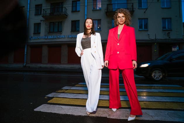 Zwei schöne, modisch gekleidete Frauen posieren am Abend auf der Straße der Stadt. Two beautiful women of Caucasian ethnicity in costumes with beautiful makeup, fashionable posing in the evening on a city street (License=RF) ,model released, Symbolfoto Copyright: xZoonar.com EkaterinaxPereslavtsevax 24586869 ,model released, Symbolfoto ,property released