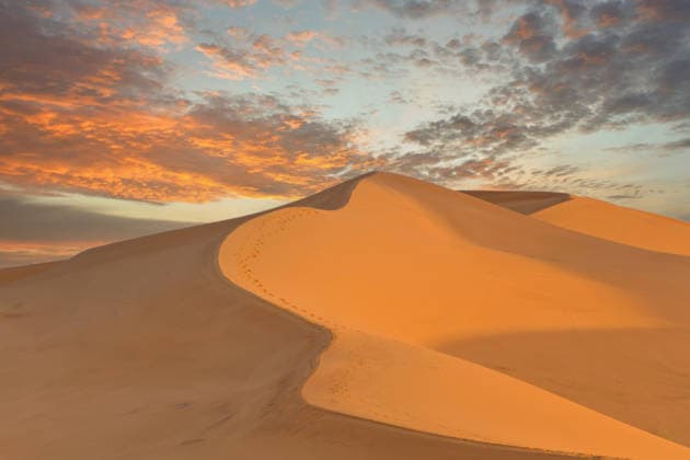 Creative Highlights World Sand dunes in the Sahara Desert, Merzouga, Morocco Guigou, Fez-Meknès, Morocco CR_SSBW260130-1953983-01