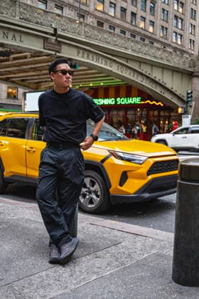 Man exploring the streets of Manhattan New York, New York, United States CR_THHE260203C-1923496-01 ,model released, Symbolfoto