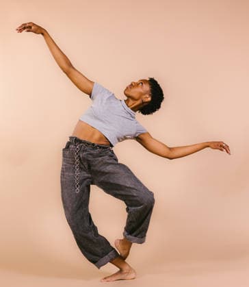 Black woman in jeans contemporary dancing in studio Chicago, Illinois, United States CR_WVNP260128B-1909730-01 ,model released, Symbolfoto