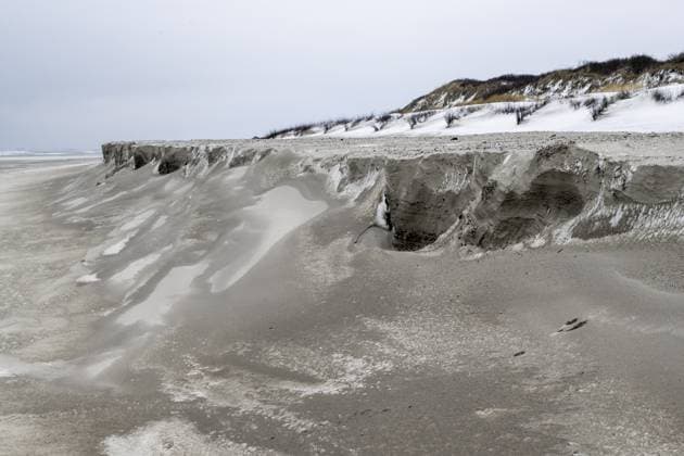 Creative Highlights World Schneebedeckte Dünen mit Abbruchkante an der Nordsee, Langeoog, Niedersachsen, Deutschland Snow-covered dunes with edge on the North Sea, Langeoog, Lower Saxony, Germany Copyright: imageBROKER ErhardxNerger ibxenh16493559.jpg