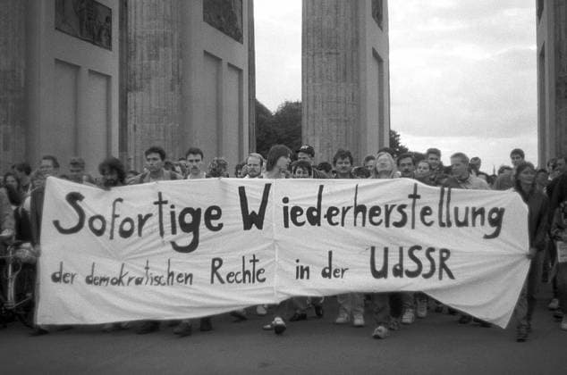 Nachdem bei einem Putsch in der Sowjetunion der Präsident Michail Gorbatschow abgesetzt wurde, demonstrieren in Berlin Menschen für sofortige Freilassung des unter Hausarrest stehenden Gorbatschow. (Das Bild entstadn vermutlich am 19. oder 20 August) After President Mikhail Gorbachev was deposed in a coup in the Soviet Union, people in Berlin demonstrated for the immediate release of Gorbachev, who was under house arrest. (The picture was probably taken on August 19 or 20.) Reaktion auf Putsch in der Sowjetunion *** After President Mikhail Gorbachev was deposed in a coup in the Soviet Union, people in Berlin demonstrated for the immediate release of Gorbachev, who was under house arrest The picture was probably taken on August 19 or 20 Re snph01197.tif