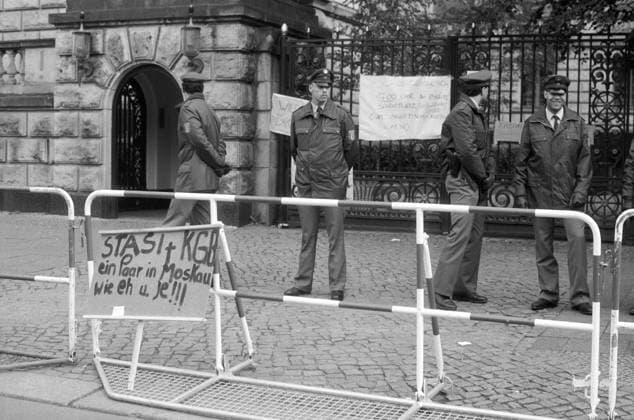 Nachdem bei einem Putsch in der Sowjetunion der Präsident Michail Gorbatschow abgesetzt wurde, demonstrieren in Berlin Menschen für sofortige Freilassung des unter Hausarrest stehenden Gorbatschow. Auch vor der sowjetischen Botschaft in Berlin versammeln sich Demonstranten. (Das Bild entstand vermutlich am 20.August 1991.) After President Mikhail Gorbachev was deposed in a coup in the Soviet Union, people in Berlin demonstrated for the immediate release of Gorbachev, who was under house arrest. Demonstrators also gathered in front of the Soviet Embassy in Berlin. (The photo was probably taken on August 20, 1991.) Reaktion auf Putsch in der Sowjetunion *** After President Mikhail Gorbachev was deposed in a coup in the Soviet Union, people snph01197.tif