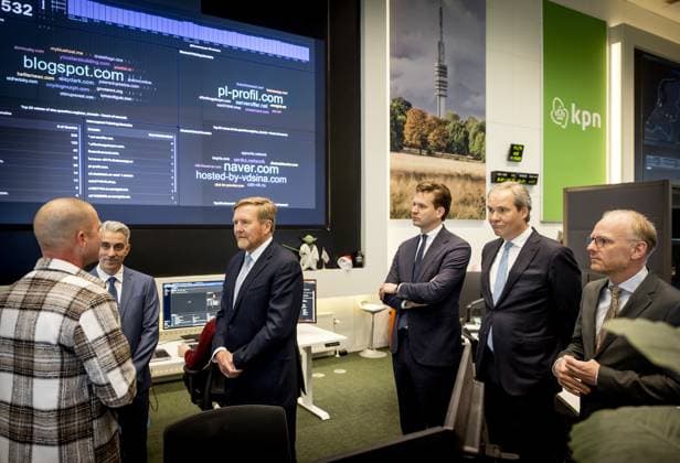 HILVERSUM - King Willem-Alexander during a visit to the KPN Network and Security Operations Center in Hilversum, focusing on resilient telecommunications. KOEN VAN WEEL ANP netherlands out - belgium out  Copyright: xx x549628148x originalFilename: 549628148.jpg
