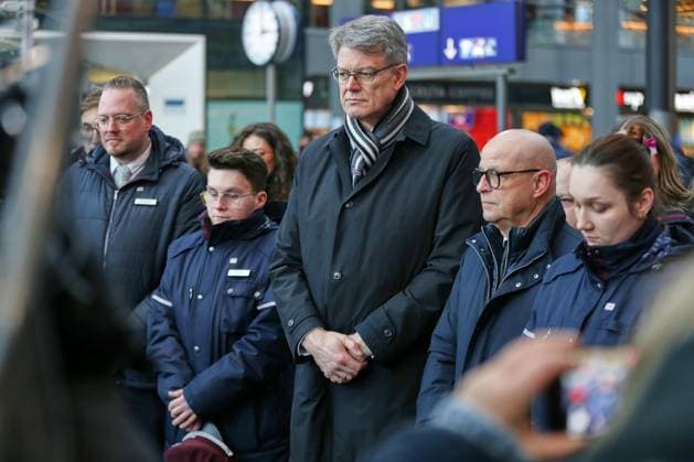 Berlin, Deutschland, 04.02.2026: Hauptbahnhof: Schweigeminute nach Tod von Zugbegleiter: Bundesminister für Verkehr Patrick Schnieder (CDU) und Martin Seiler, DB-Personalvorstand *** Berlin, Germany, 04 02 2026 Central Station Minutes silence after the death of train attendant Federal Minister of Transport Patrick Schnieder CDU and Martin Seiler, DB Board Member for Human Resources Copyright: xdtsxNachrichtenagenturx dts_105468