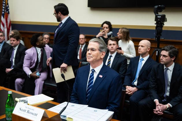 News Bilder des Tages #2 Financial Stability Hearing 2 4 26 UNITED STATES - FEBRUARY 4: Treasury Secretary Scott Bessent arrives to testify during House Financial Services Committee hearing titled The Annual Report of the Financial Stability Oversight Council,? in Rayburn building on Wednesday, February 4, 2026. A member of Code Pink, background at right, heckled Bessent as he arrived. (Tom Williams CQ Roll Call) Washington DC United States EDITORIAL USE ONLY Copyright: x2026xCQ-RollxCall,xInc.x TomxWilliamsx rollcallpix168996