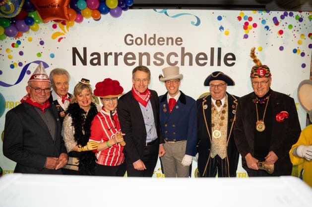 Entertainment Bilder des Tages #2 Europa Park Rust, Goldene Narrenschelle, Preisverleihung 2026, Manuel Hagel, CDU Spitzenkandidat, Politiker auf Bühne, Ordensvergabe, Narrenkostüm, VSAN, Fastnacht, Fasnet, Publikum, Laudatio, Feier, Tradition, Politik und Brauchtum, Wahlkampf Baden Württemberg, Landtagswahl, politische Auszeichnung, regionale Politik, Symbolfoto Karneval und Politik, aktuelle Nachrichten, öffentliche Aufmerksamkeit, Daniel Günter, , Roland Mack, Rust Europa Park Baden-Württemberg Deutschland *** Europa Park Rust, Goldene Narrenschelle, award ceremony 2026, Manuel Hagel, CDU top candidate, politician on stage, award ceremony, jester costume, VSAN, carnival, Fasnet, audience, laudation, celebration, tradition, politics and customs, election campaign Ba Copyright: xFINLEYxMÖRCHx