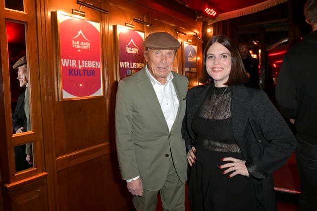 Claus Theo Gärtner mit Ehefrau Sarah Würgler bei der Premiere des Theaterstücks Klangrazzia 2.0 in der Bar jeder Vernunft. Berlin, 04.02.2026