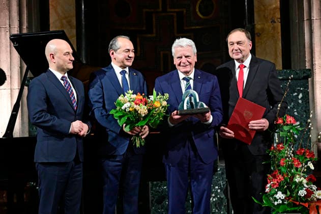 Rafal Gronicz, Octavian Ursu, Joachim Gauck und Willi Xylander bei der Verleihung des Internationalen Brückepreises der Europastadt Görlitz Zgorzelec an Joachim Gauck im Kulturforum Görlitzer Synagoge. Görlitz, 04.02.2026 *** Rafal Gronicz, Octavian Ursu, Joachim Gauck and Willi Xylander at the presentation of the International Bridge Prize of the European City of Görlitz Zgorzelec to Joachim Gauck at the Kulturforum Görlitzer Synagoge Görlitz, 04 02 2026 Foto:xM.xWehnertx xFuturexImagex brueckepreis_6227