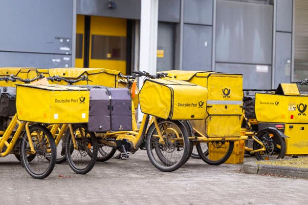 04.02.2026, München, Deutsche Post Brief Niederlassung München Arnulfstrasse. Fahrräder der Briefzusteller stehen am Vorplatz bereit. 04.02.2026, Post 04.02.2026, Post *** 04 02 2026, Munich, Deutsche Post Brief Niederlassung München Arnulfstrasse Letter carriers bicycles are available on the forecourt 04 02 2026, Post 04 02 2026, Post