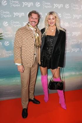 Promis unter Palmen Premiere 2026. Sascha Schmitz mit Ehefrau Sandra Czok bei der Premiere des Realityformats Promis unter Palmen im CINENOVA Koeln am 04.02.2026. Koeln CINENOVA Nordrhein-Westfalen