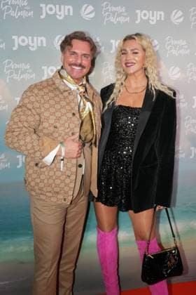 Promis unter Palmen Premiere 2026. Sascha Schmitz mit Ehefrau Sandra Czok bei der Premiere des Realityformats Promis unter Palmen im CINENOVA Koeln am 04.02.2026. Koeln CINENOVA Nordrhein-Westfalen