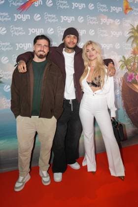 Promis unter Palmen Premiere 2026. Patrick Papachristodoulou, Jonathan Steinig und Dijana Cvijetic bei der Premiere des Realityformats Promis unter Palmen im CINENOVA Koeln am 04.02.2026. Koeln CINENOVA Nordrhein-Westfalen