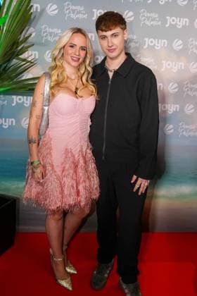 Promis unter Palmen Premiere 2026. Gina Beckmann und Leon Content bei der Premiere des Realityformats Promis unter Palmen im CINENOVA Koeln am 04.02.2026. Koeln CINENOVA Nordrhein-Westfalen