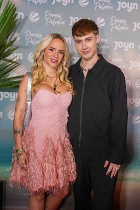 Promis unter Palmen Premiere 2026. Gina Beckmann und Leon Content bei der Premiere des Realityformats Promis unter Palmen im CINENOVA Koeln am 04.02.2026. Koeln CINENOVA Nordrhein-Westfalen